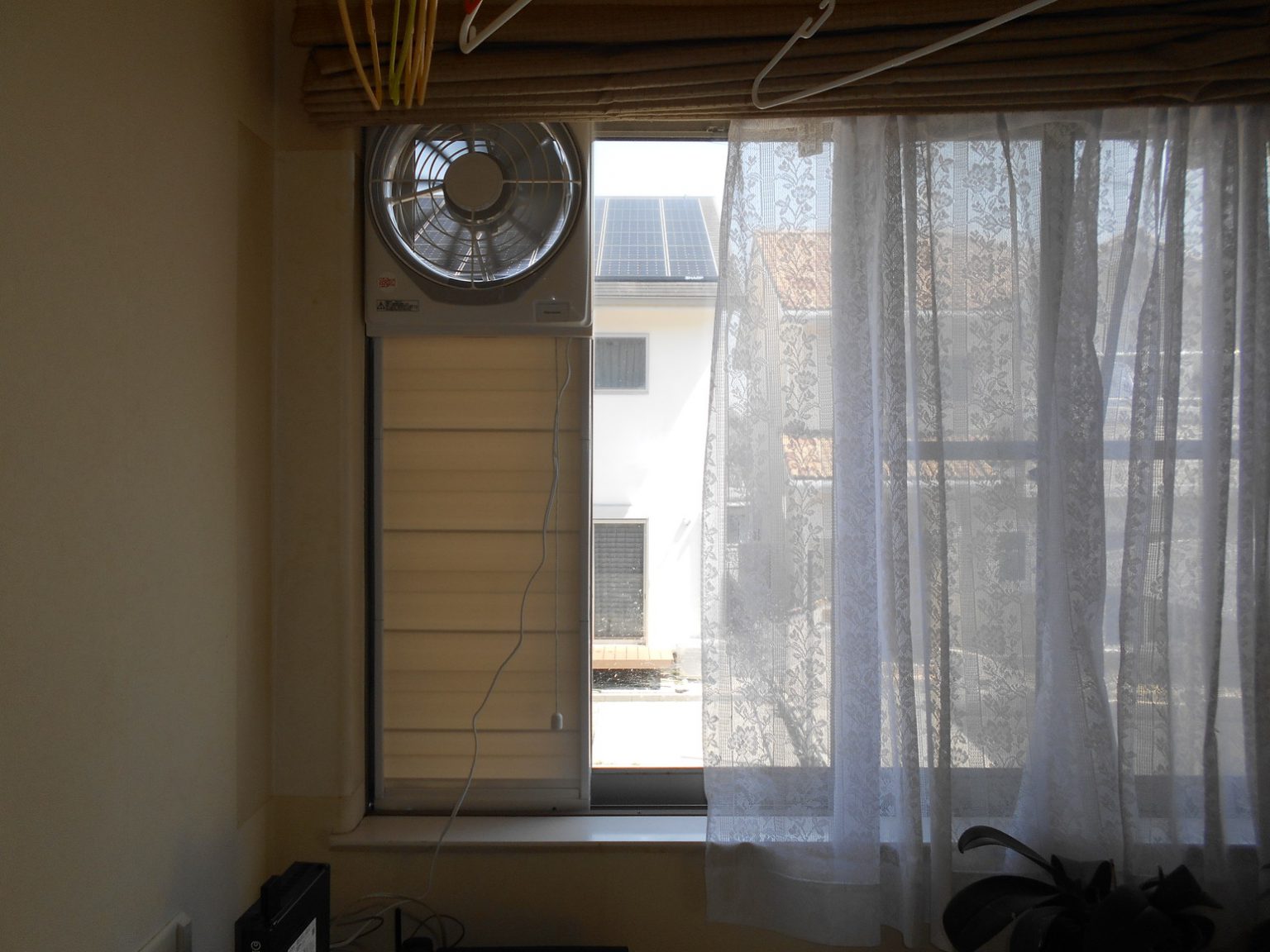 窓用換気扇を取付しました。 岡崎市の電気工事は はらでんレスキュー 原田電工社 窓用換気扇を取付しました。 岡崎市の電気工事は はらでんレスキュー 原田電工社